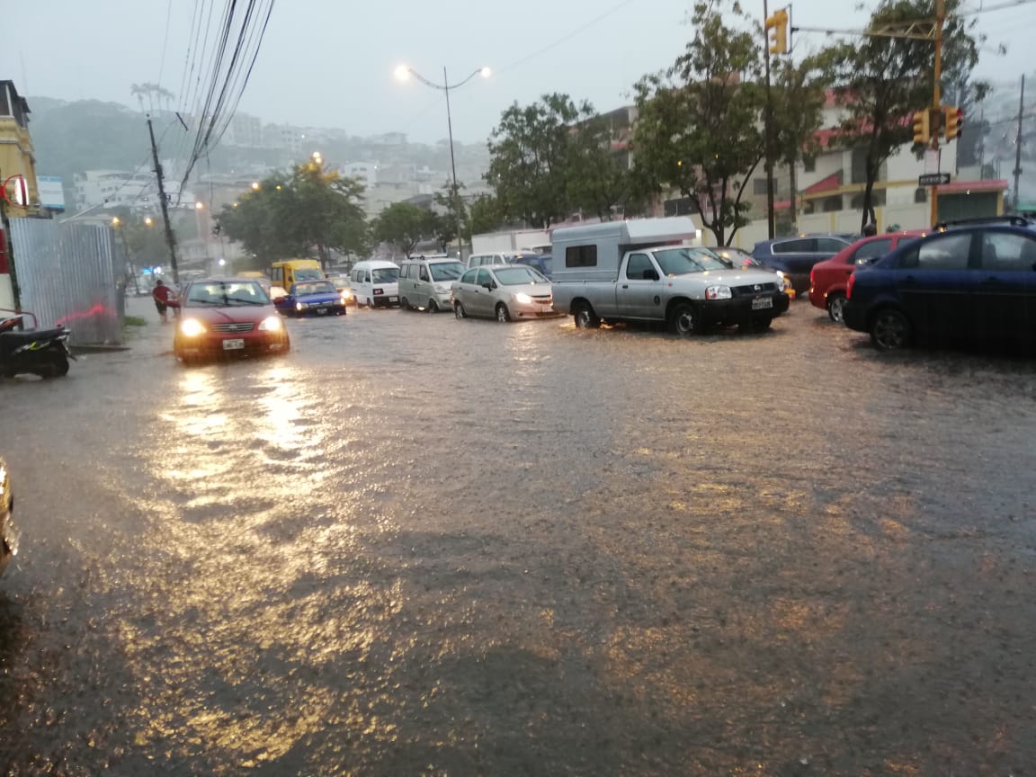 Guayaquil La lluvia inunda varias calles de la ciudad y causa